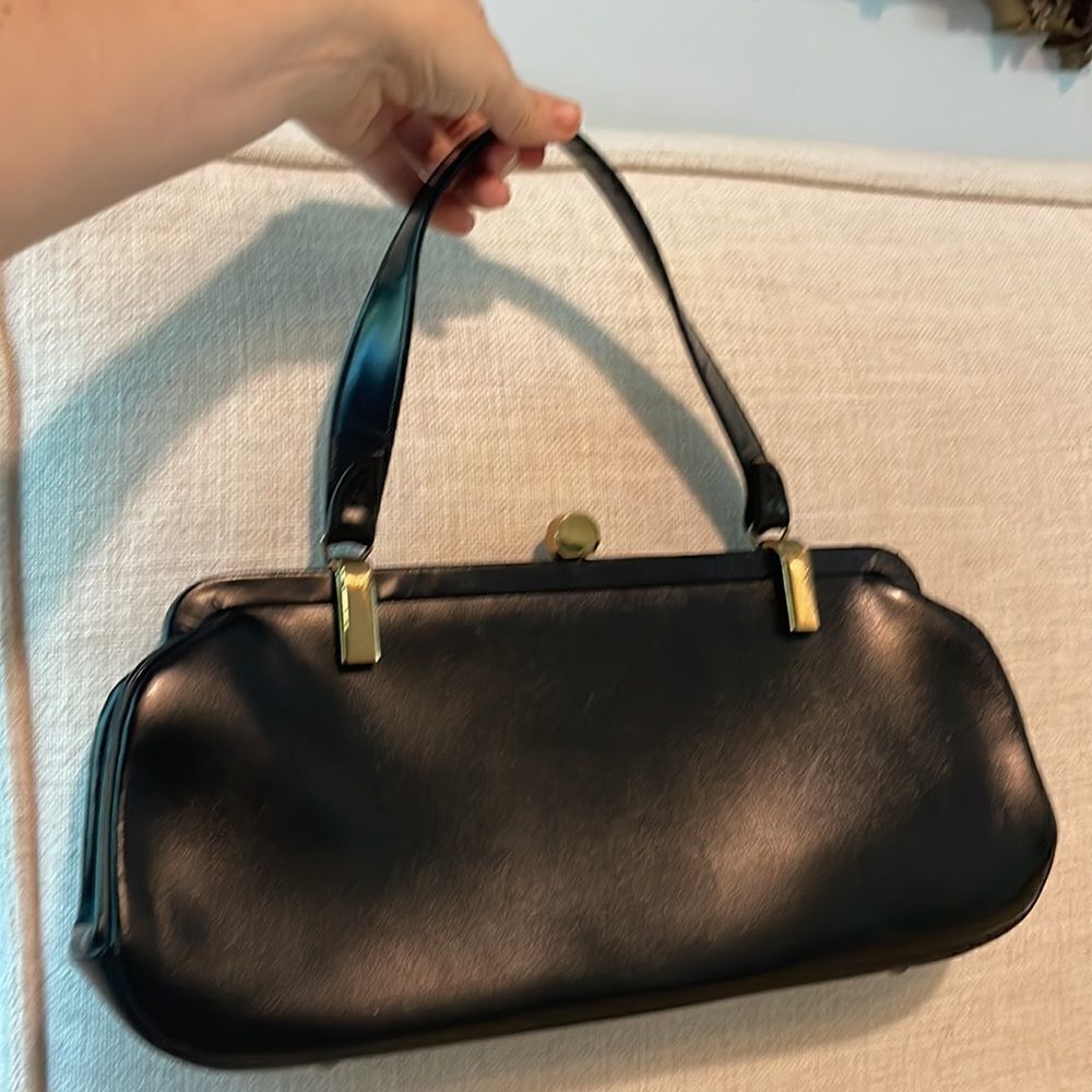 Vintage black leather bag w minimalistic gold detail opens wide 🔥 sexy classic